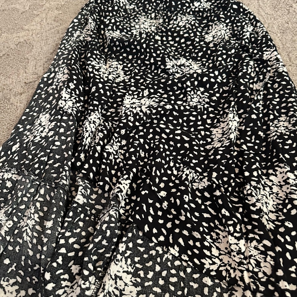Knox Rose Black and White Patterned skirt